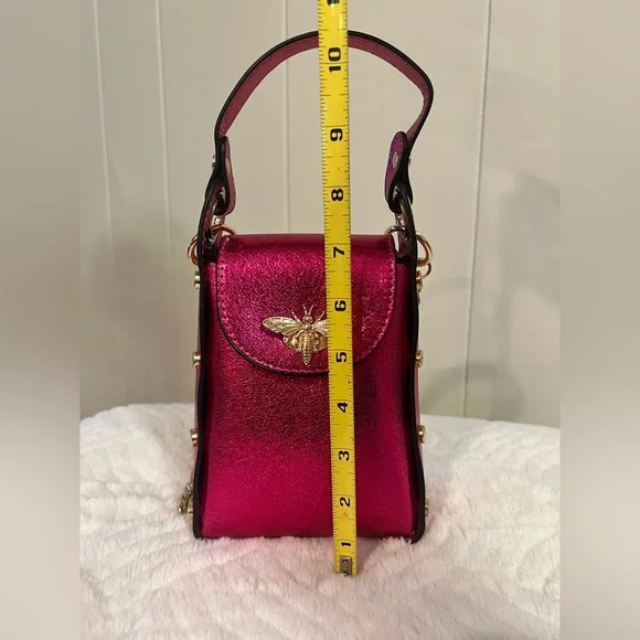 🆕🔥🩷Metallic Pink Crossbody Bag with Gold Bee 🐝 , Chain, Accents - Picture 6 of 7